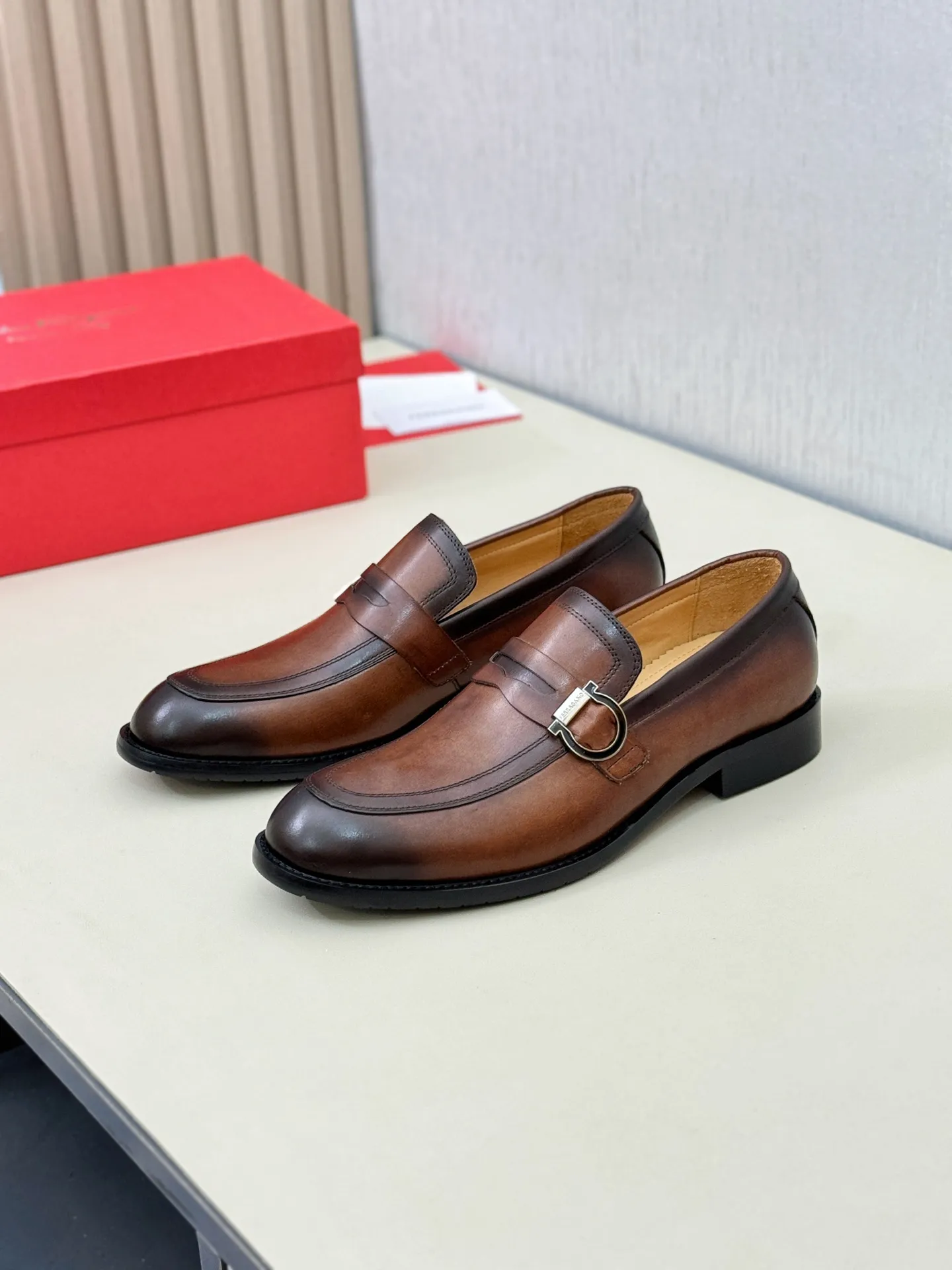 [Ferragamo] P: 560💰 Number of yards: 38~44 (45 orders are non-returnable) Ferragam's new men's formal leather shoes, the fabric is made of imported cowhide, with visible texture, heavy-duty stitching, dyed calfskin inside, standard logo cowhide feet, big-name experience, soft and comfortable on the feet, a men's favorite, special non-slip and wear-resistant rubber soles, easy to handle various occasions, with original box packaging!